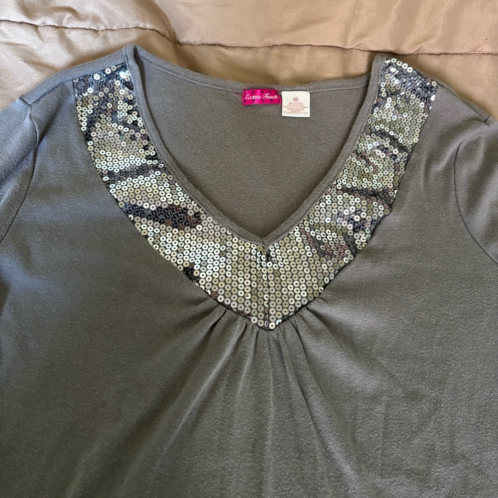 ❇️4/$20 Sequin t-shirt knit top